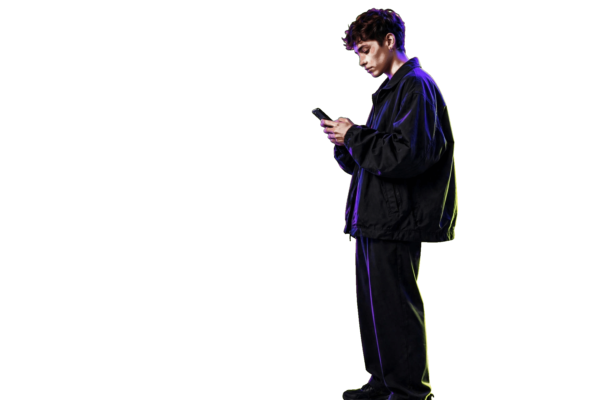 Organizador de eventos revisando su teléfono